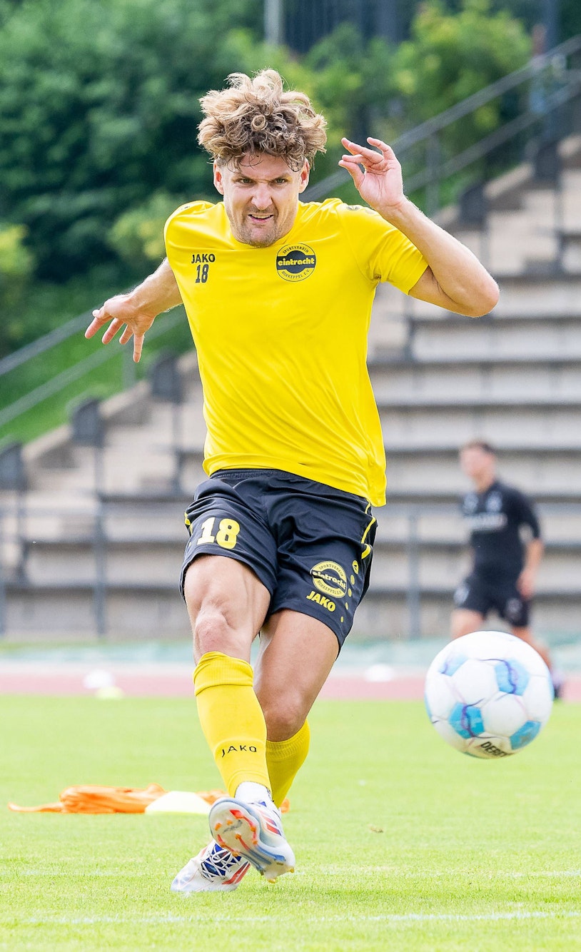 Hohkeppels Stürmer Enzo Wirtz legt sich den Ball vor.