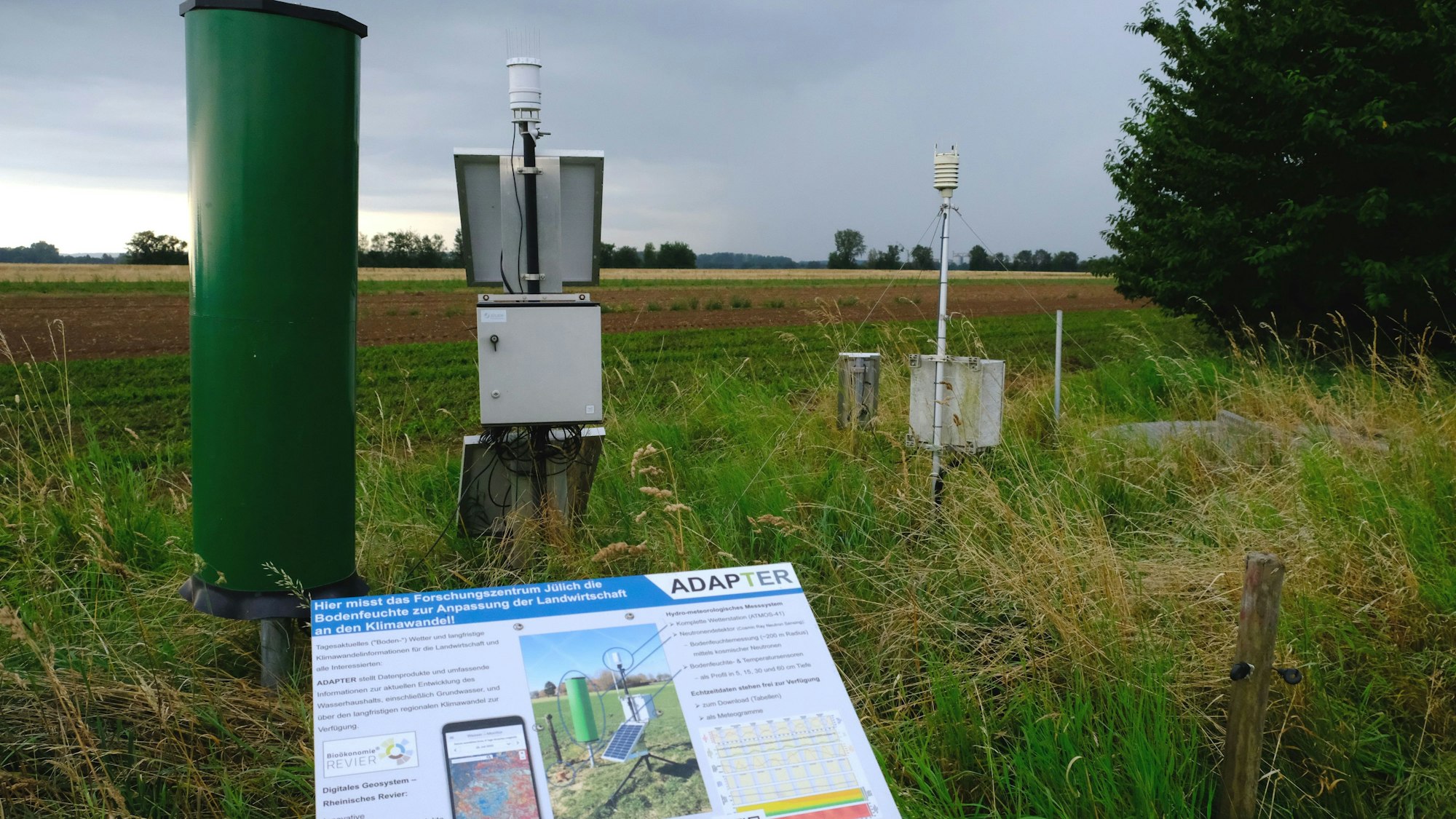 Messstation des Forschungszentrums Jülich werden auf einem Acker in der Nähe von Haus Bollheim.