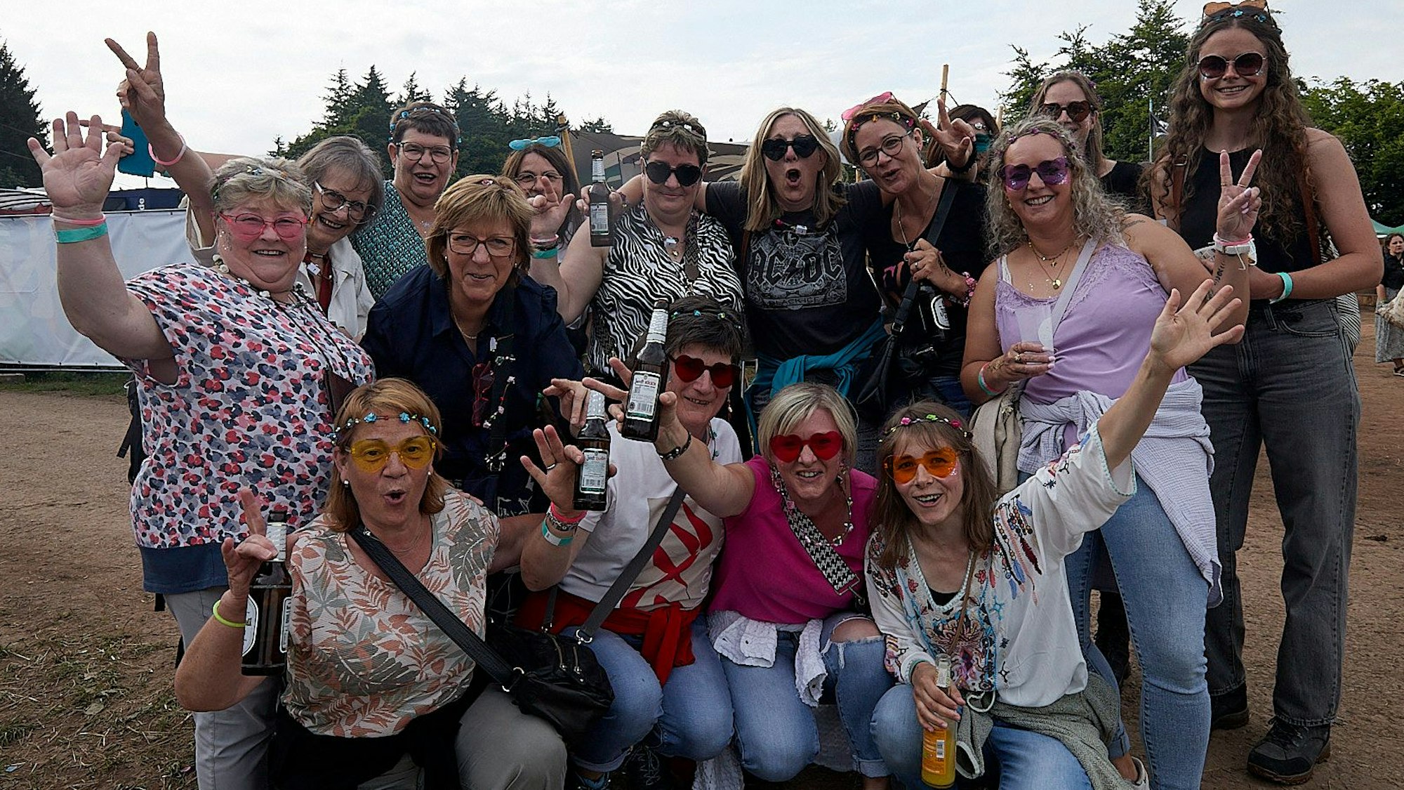 Gruppenaufnahme der Landfrauen aus Wirtzfeld beim Besuch des Zugvögel-Festivals.