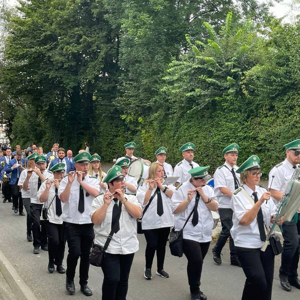 Festzug der Lindlarer Schützen am Schützensonntag.