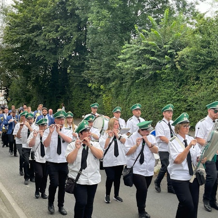 Festzug der Lindlarer Schützen am Schützensonntag.