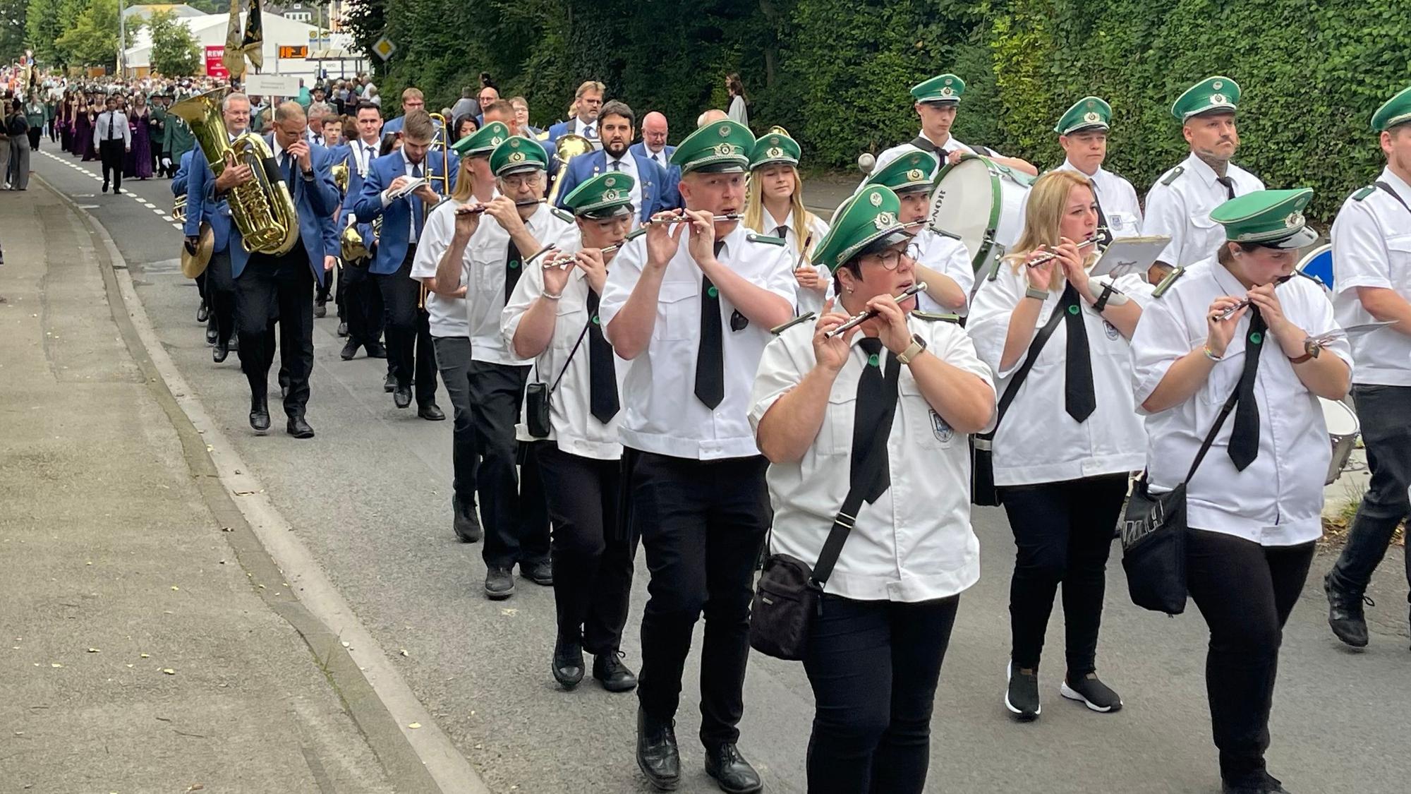 Festzug der Lindlarer Schützen am Schützensonntag.