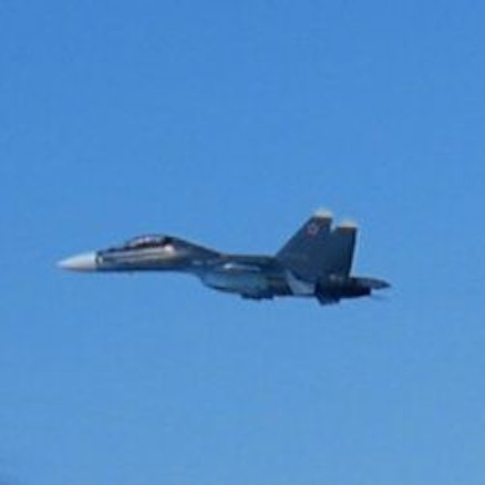 Ein russisches Kampfflugzeug vom Typ Su-30 ist am Samstag, 3. August, über der Ostsee unterwegs. Die Alarmrotte der deutschen Luftwaffe fängt den Kampfjet mit ihrer Alarmrotte ab.