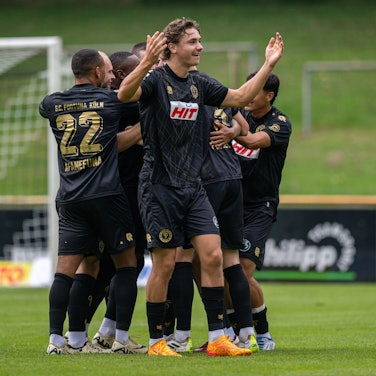 Fussball, Saison 2024/2025, Regionalliga West, 03.08.2024, 02. Spieltag, Herren, 1.FC Bocholt weiss vs. Fortuna Koeln schwarz /// v.l.: Robin Afamefuna Fortuna Koeln, Maximilian Fischer Fortuna Koeln, Bocholt Stadion am Huenting Nordrhein-Westfalen Deutschland *** Soccer, Season 2024 2025, Regionalliga West, 03 08 2024, 02 Matchday, Men, 1 FC Bocholt white vs Fortuna Koeln black v l Robin Afamefuna Fortuna Koeln , Maximilian Fischer Fortuna Koeln , Bocholt Stadion am Huenting Nordrhein Westfalen Germany 240803_fb_1fc-bocholt_fortuna-koeln_31704