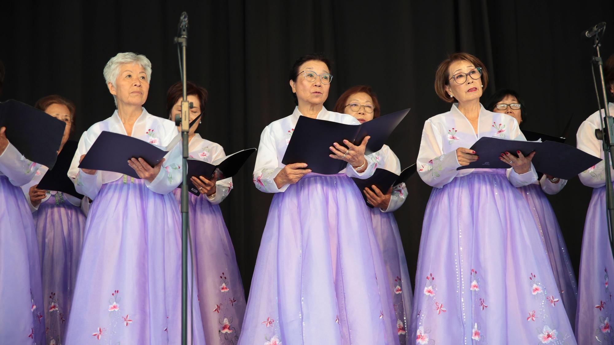 Frauen in traditionellen koreanischen Gewändern.
