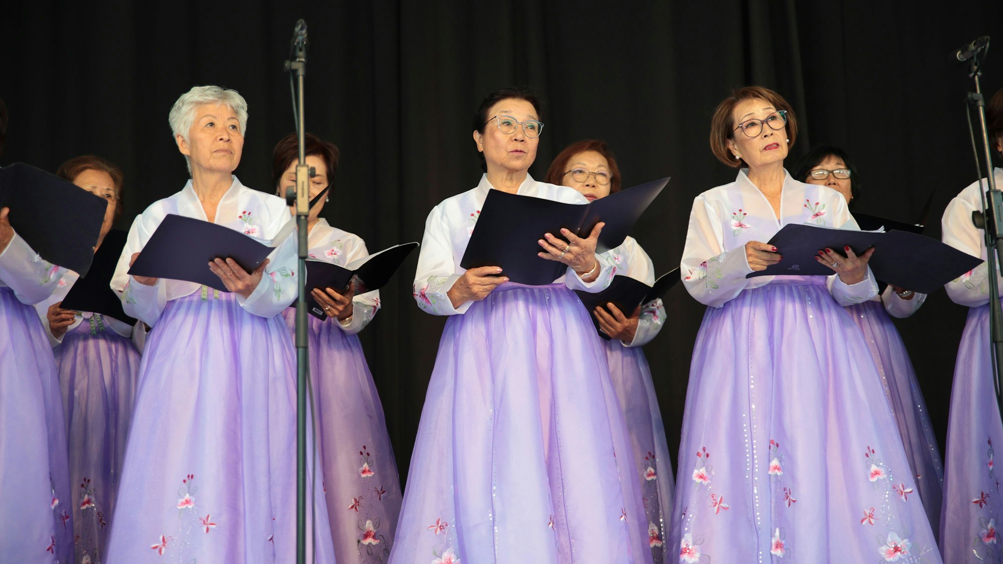 Frauen in traditionellen koreanischen Gewändern.