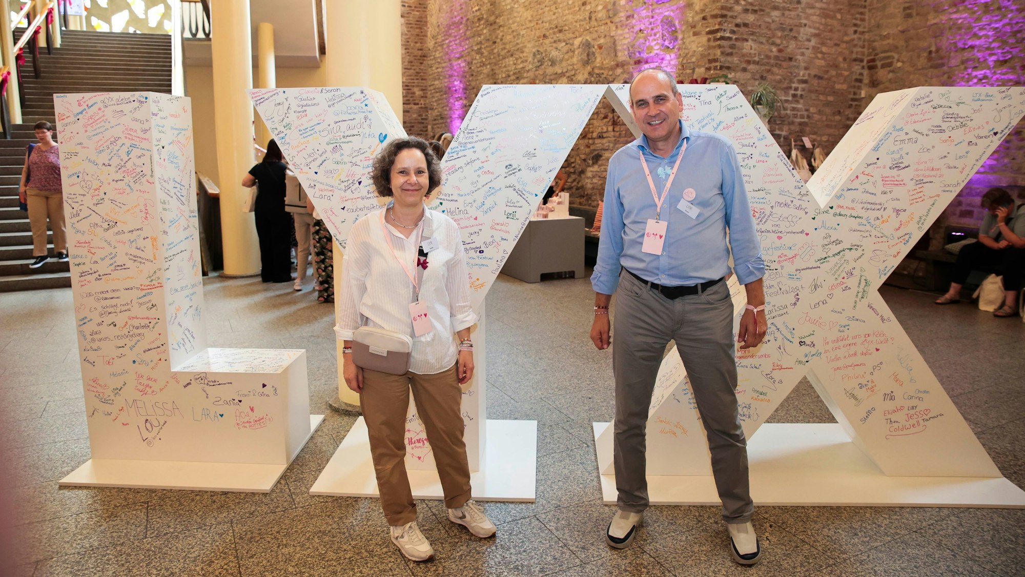Sandra Dittert (Vorständin Bastei Lübbe Verlag) und Simon Decot (Vorstand Bastei Lübbe Verlag) beim Lyx-Festival im Kölner Gürzenich.