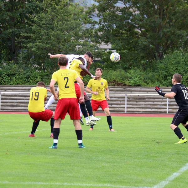 Ein Zülpicher Spieler springt nach einem Eckball hoch. Er ist umringt von Euskirchener Gegenspielern. Einer trifft ihn mit der Hand im Gesicht.