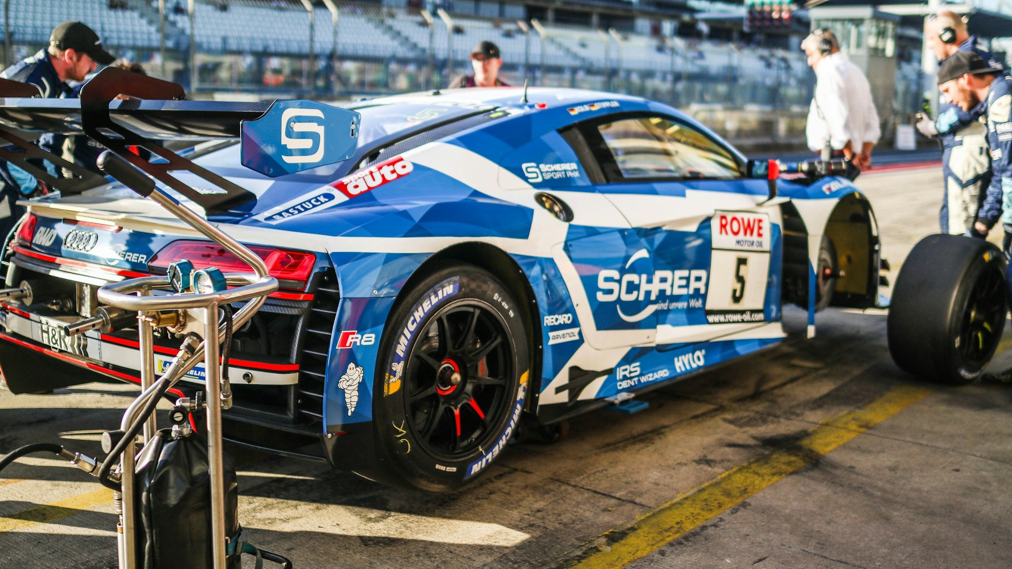 An einem Rennwagen ist ein Vorderreifen abmontiert.