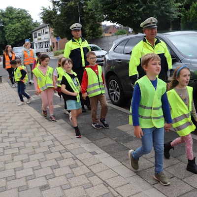 Die beiden Verkehrssicherheitsberater der Polizei, Erhard Linhart und Uwe Raschke, trainieren regelmäßig mit den Grundschülern das sichere Verhalten im Straßenverkehr.