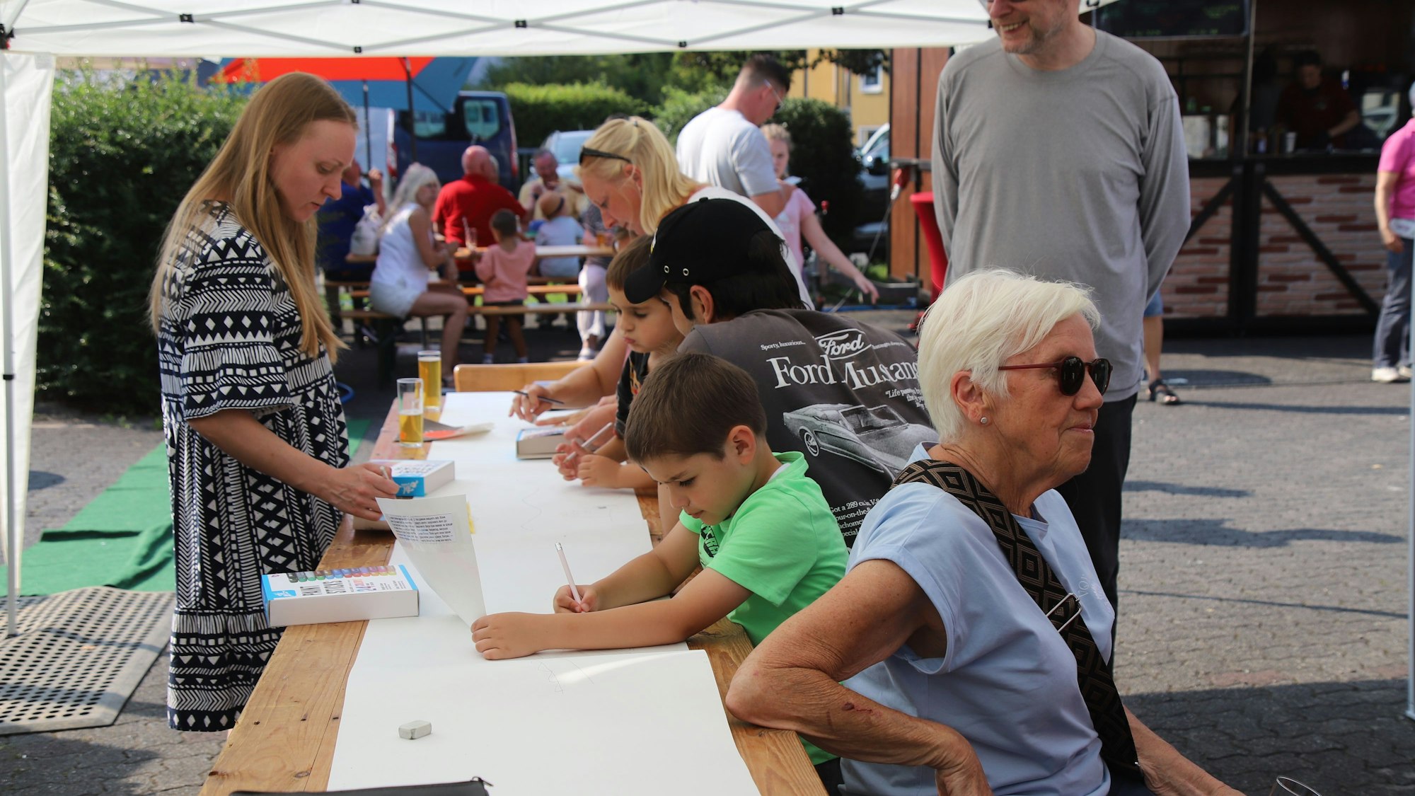 Bei schönstem Sommerwetter strömten Besucher in den frühen Abendstunden auf den Platz vor dem Heimathaus.
