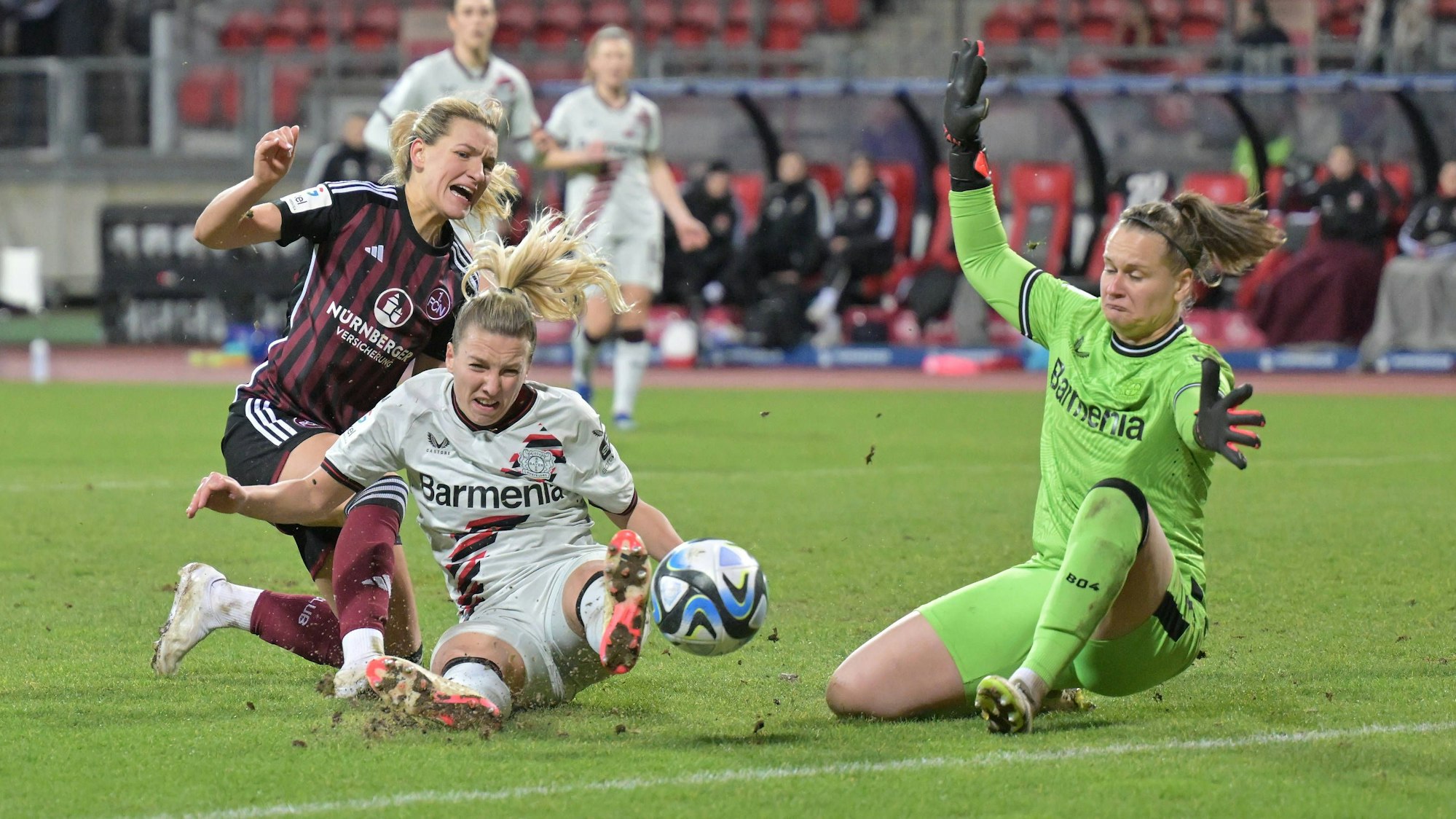 12.02.2024 - Fussball - Saison 2023 2024 - 1. Frauen - Fussball - Bundesliga - 13. Spieltag: 1. FC Nürnberg FCN Club - Bayer 04 Leverkusen - Sportfoto Zink / - xwoxzix - von links : Medina Desic 30, 1. FC Nürnberg / FCN Melissa Friedrich 3, Bayer Leverkusen Friederike Repohl 27, Bayer Leverkusen *** 12 02 2024 Soccer Season 2023 2024 1 Womens Soccer Bundesliga 13 Matchday 1 FC Nürnberg FCN Club Bayer 04 Leverkusen Sportfoto Zink xwoxzix from left Medina Desic 30, 1 FC Nürnberg FCN Melissa Friedrich 3, Bayer Leverkusen Friederike Repohl 27, Bayer Leverkusen