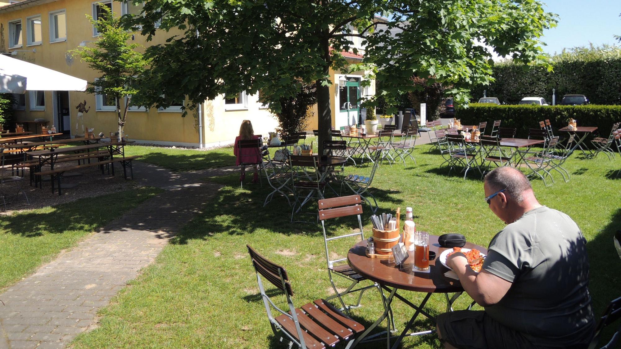 Auf dem Foto ist der Biergarten des Gasthauses Schweitzer in Kerpen zu sehen.