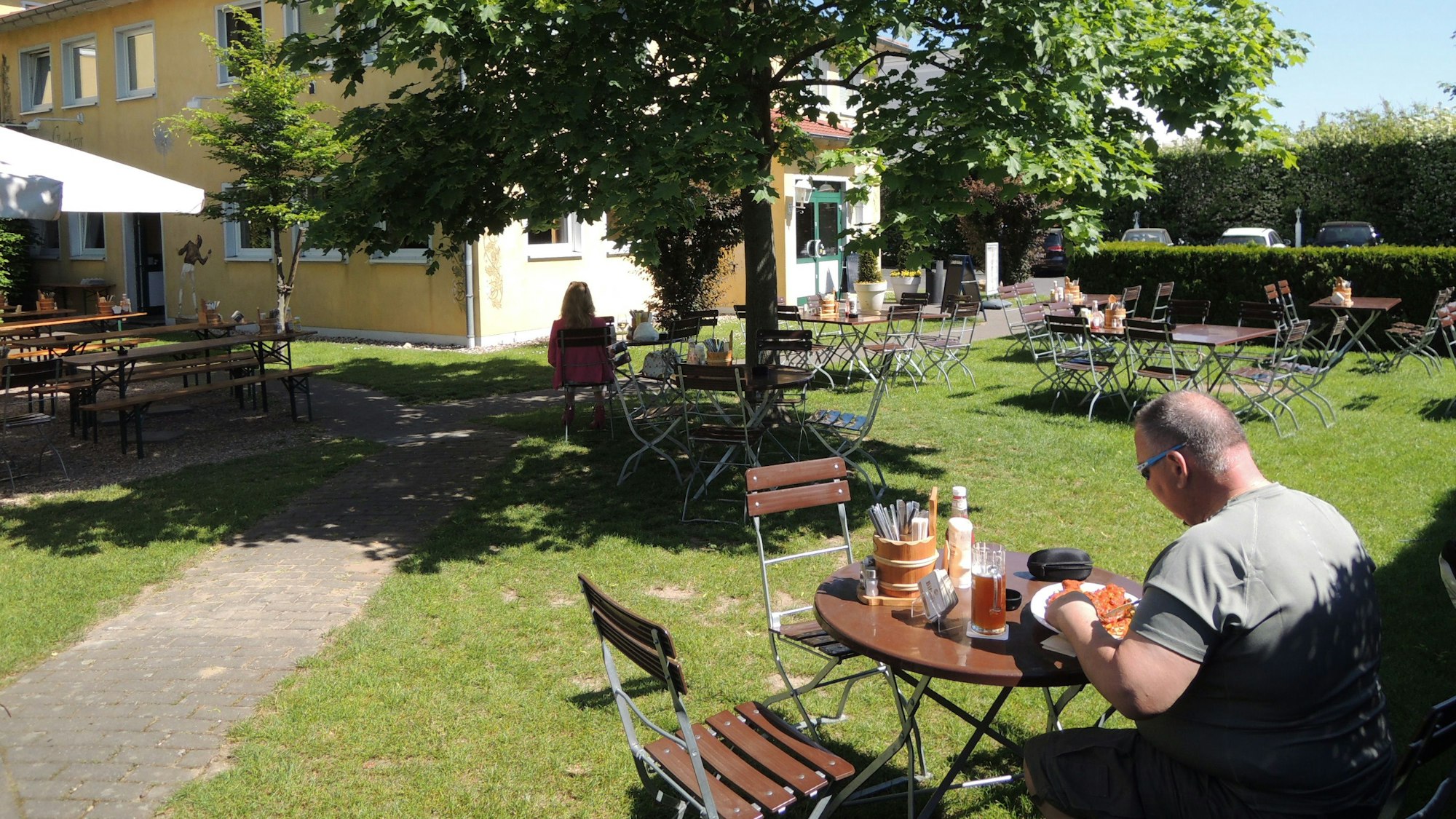 Auf dem Foto ist der Biergarten des Gasthauses Schweitzer in Kerpen zu sehen.