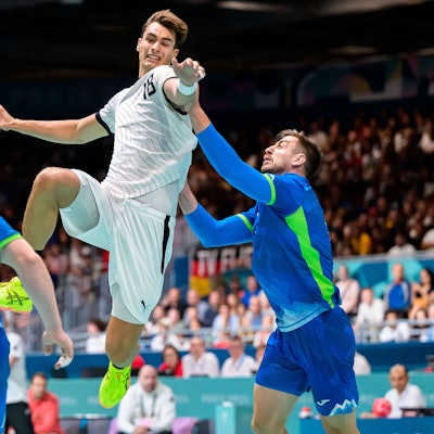 Julian Köster versucht mit einem Sprungwurf die slowenische Abwehr zu überwinden. Dabei steht ihm unter anderem sein VfL-Mannschaftskollege gegenüber.