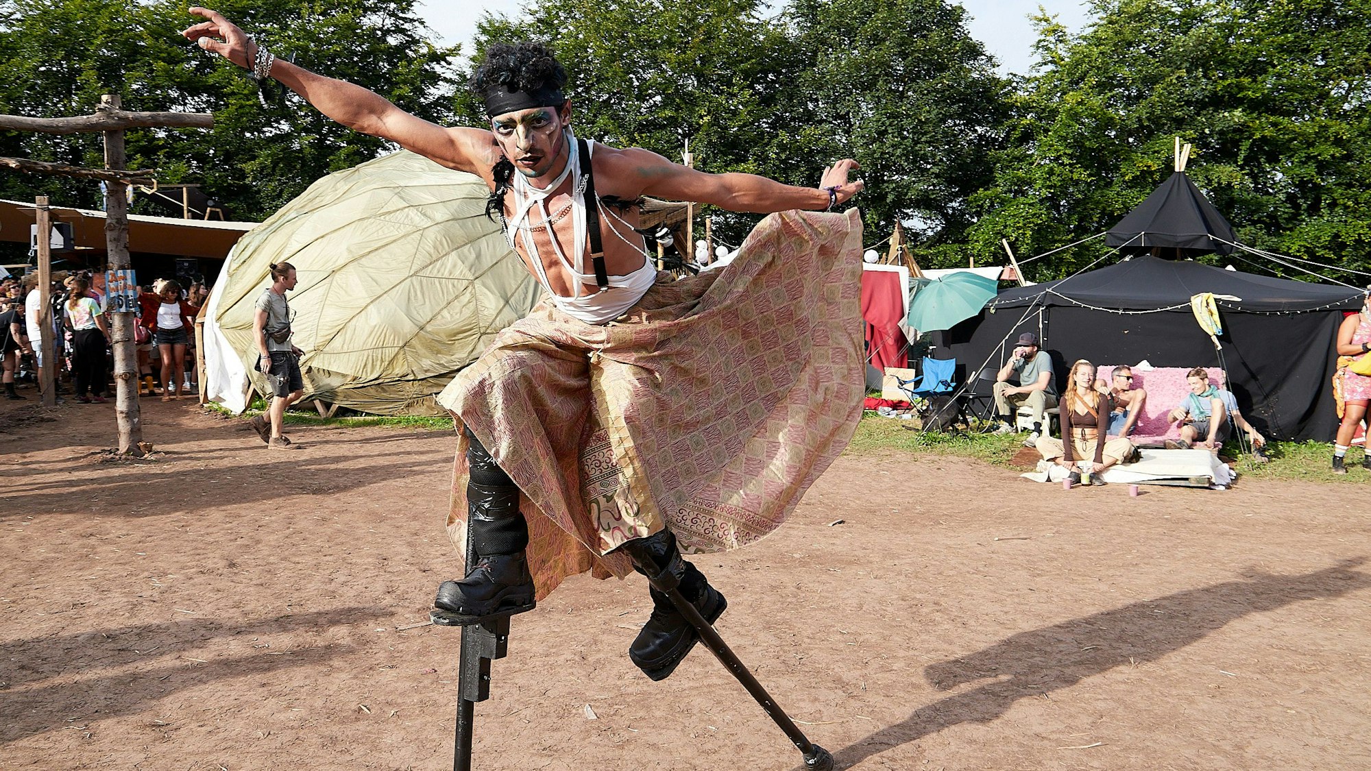 Der Tänzer Diego Moreno auf Stelzen auf dem Festival-Gelände.