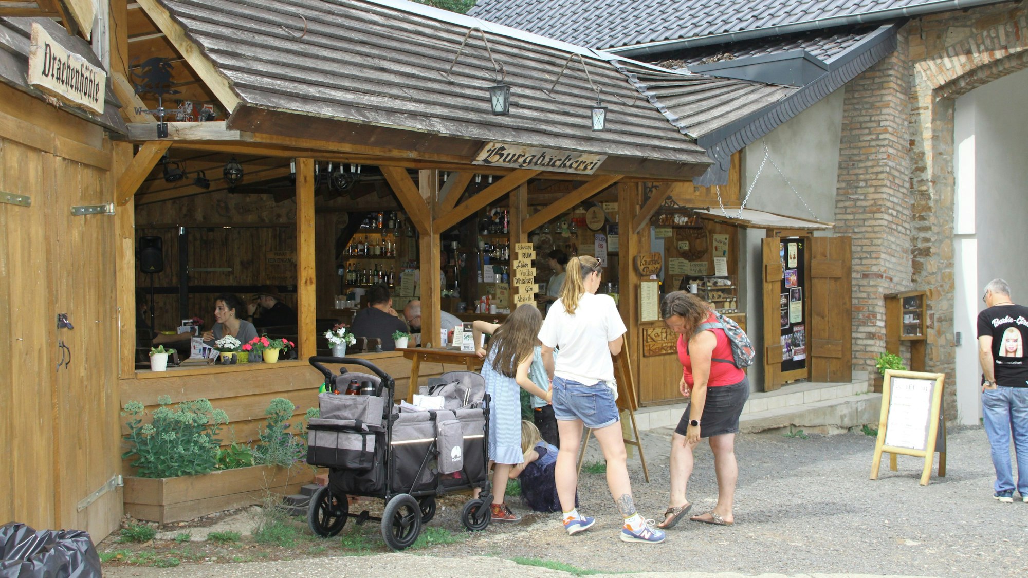 Die „Burgbäckerei“ auf der Burg Satzvey ist ein Restaurant mit Bäckerei und eigenem Kleinkunstprogramm, das in einem offenen Holzgebäude untergebracht ist.