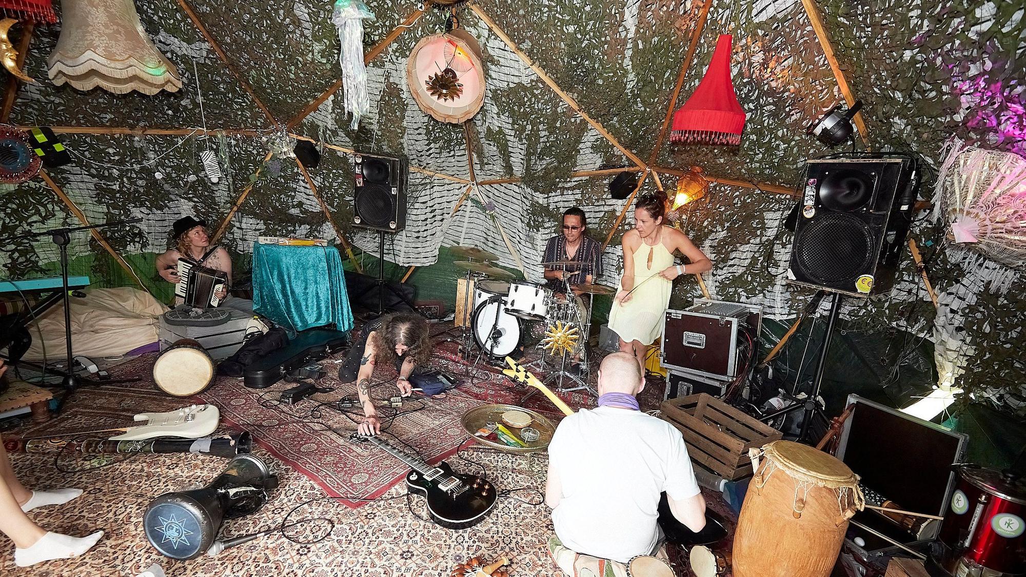 Mehrere Festivalbesucher musizieren im Jam-Zelt.