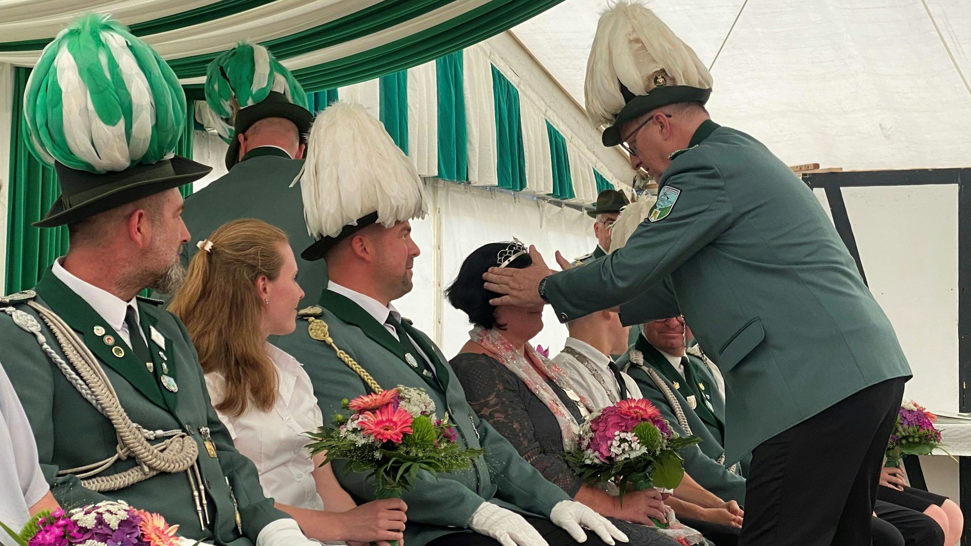 Am Sonntagmittag wurden im Zelt in Hilgen Heide die neuen Würdenträger bei den Hilgener Schützen vorgestellt. Foto: Lena Schmitz