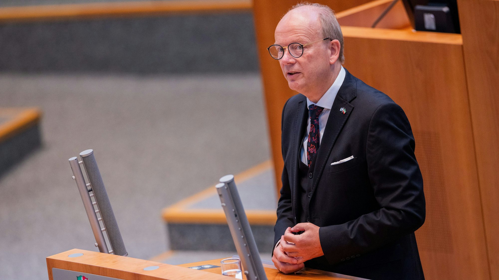 ARCHIV - 25.10.2023, Nordrhein-Westfalen, Düsseldorf: Landtagspräsident Andre Kuper spricht im Plenum des Landtags. (zu dpa: «Landtagspräsident schickt Abgeordnete zu früh in Sommerpause») Foto: Rolf Vennenbernd/dpa +++ dpa-Bildfunk +++