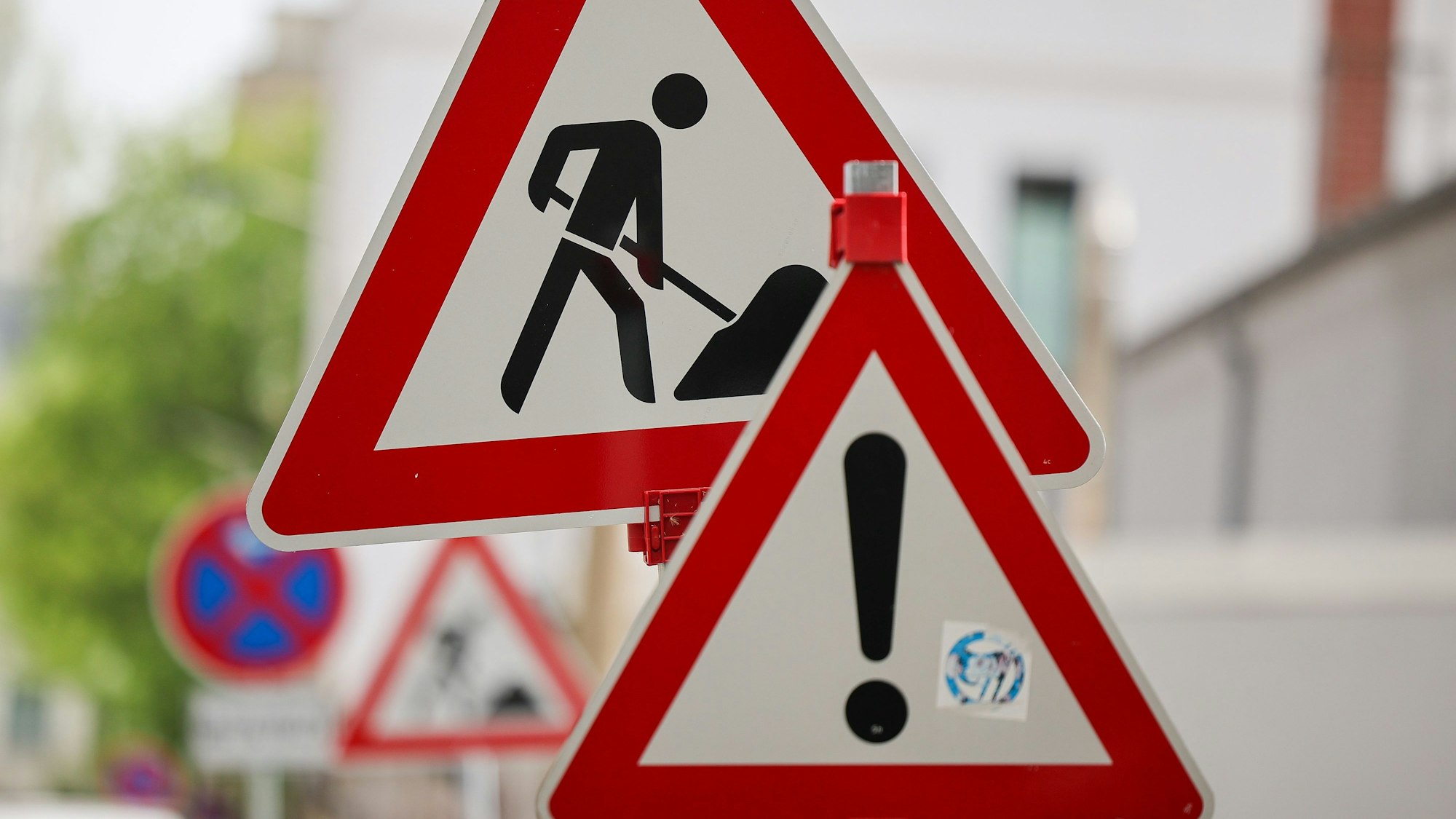 Zu sehen sind Schilder, die vor einer Baustelle warnen.
