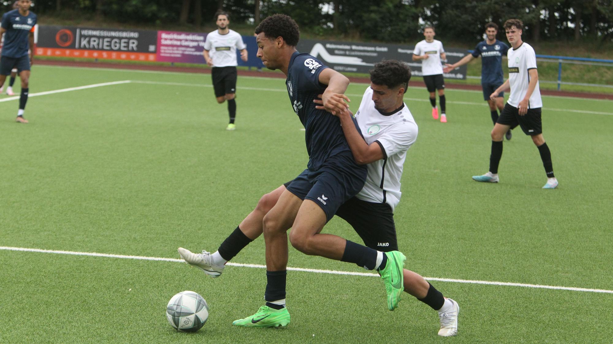 Der Siegburger Noah Tomson (vorne) erzielt im Testspiel gegen Bad Honnef das einzige Tor vor der Pause.