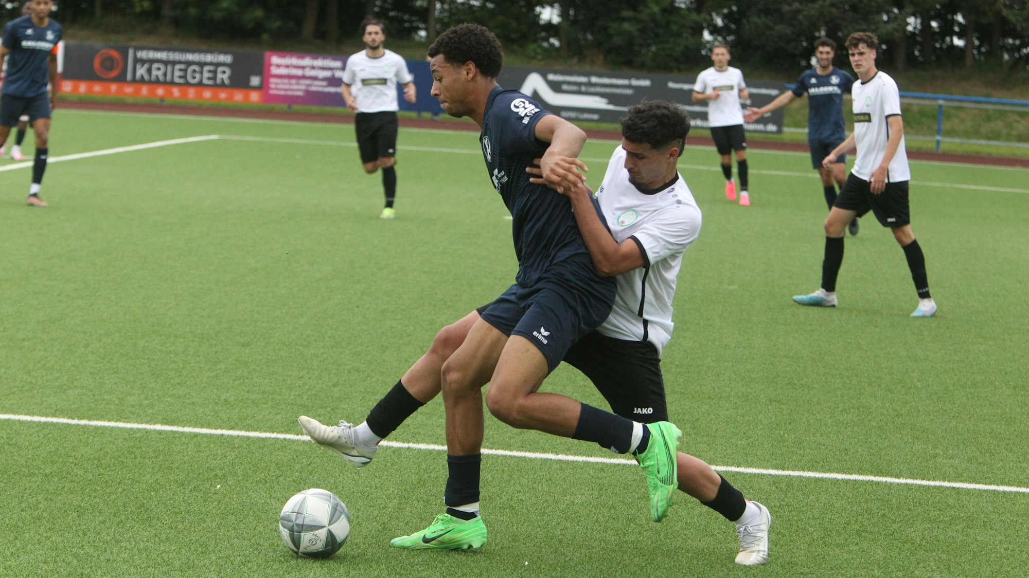 Der Siegburger Noah Tomson (vorne) erzielt im Testspiel gegen Bad Honnef das einzige Tor vor der Pause.