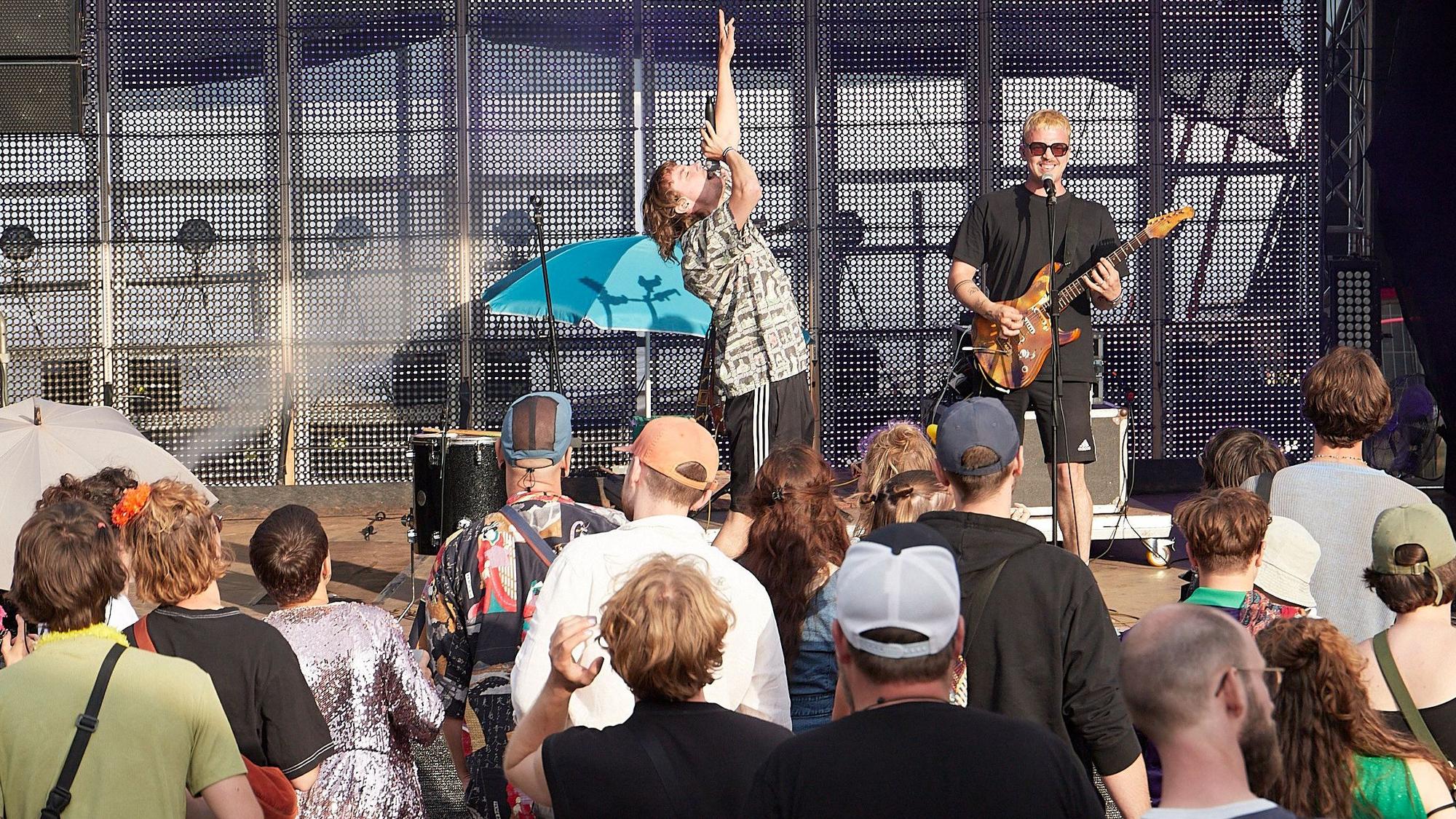 Das Duo „Raumfisch“ beim Auftritt auf dem Zugvögel-Festival 2024.