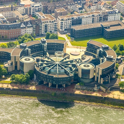 Luftbild, Gebäude NRW Landtag Nordrhein-Westfalen am Fluss Rhein, Hafen, Düsseldorf, Rheinland, Nordrhein-Westfalen, Deutschland ACHTUNGxMINDESTHONORARx60xEURO *** Aerial view, building NRW Landtag North Rhine-Westphalia at the river Rhine, harbor, Düsseldorf, Rhineland, North Rhine-Westphalia, Germany ATTENTIONxMINDESTHONORARx60xEURO
