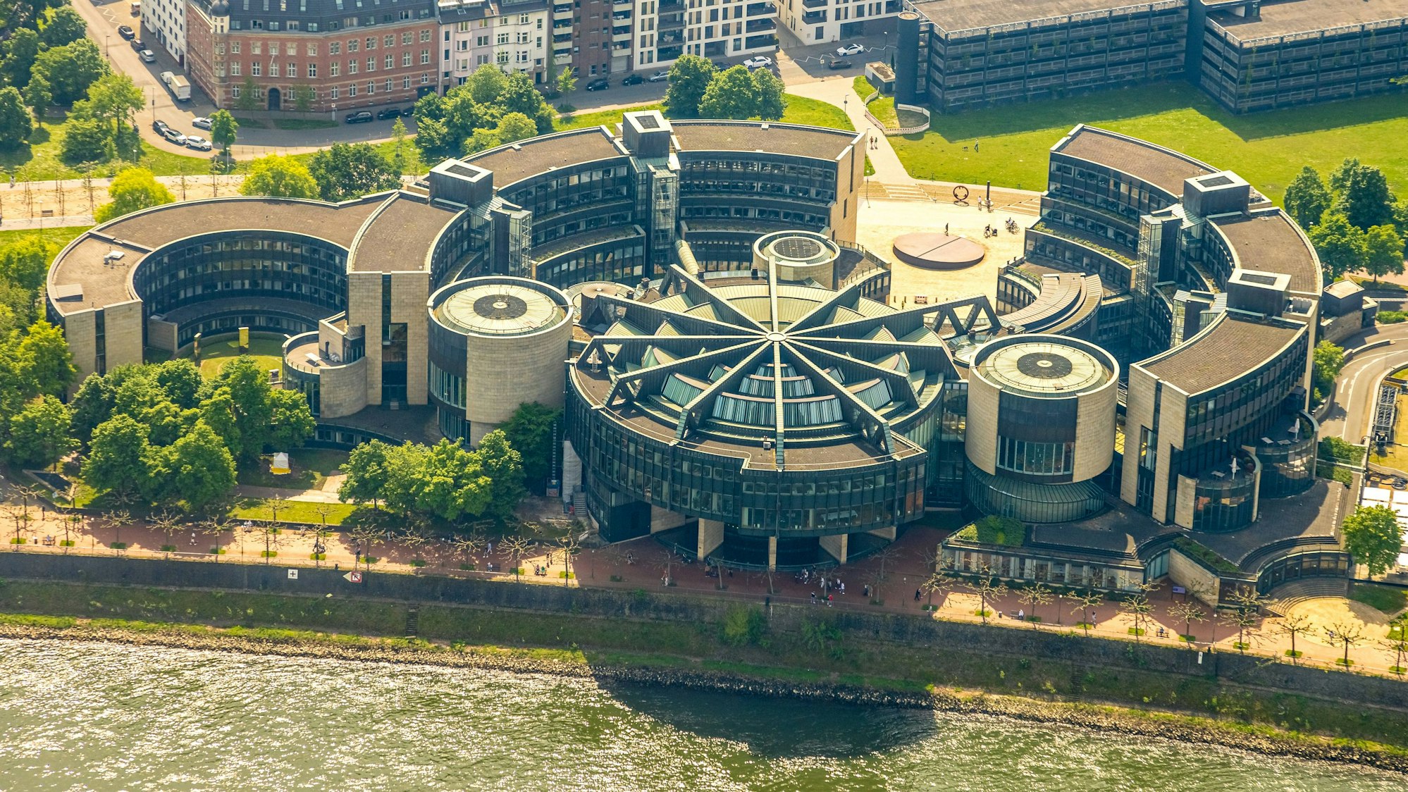 Luftbild, Gebäude NRW Landtag Nordrhein-Westfalen am Fluss Rhein, Hafen, Düsseldorf, Rheinland, Nordrhein-Westfalen, Deutschland ACHTUNGxMINDESTHONORARx60xEURO *** Aerial view, building NRW Landtag North Rhine-Westphalia at the river Rhine, harbor, Düsseldorf, Rhineland, North Rhine-Westphalia, Germany ATTENTIONxMINDESTHONORARx60xEURO