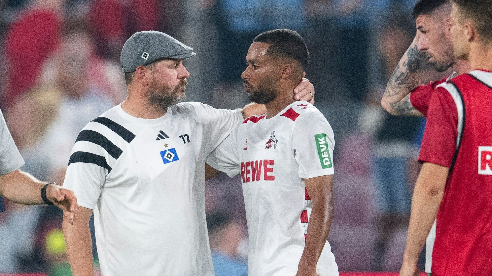 Nach dem Abpfiff ging HSV-Trainer Steffen Baumgart auf seinen früheren FC-Spieler Linton Maina zu.