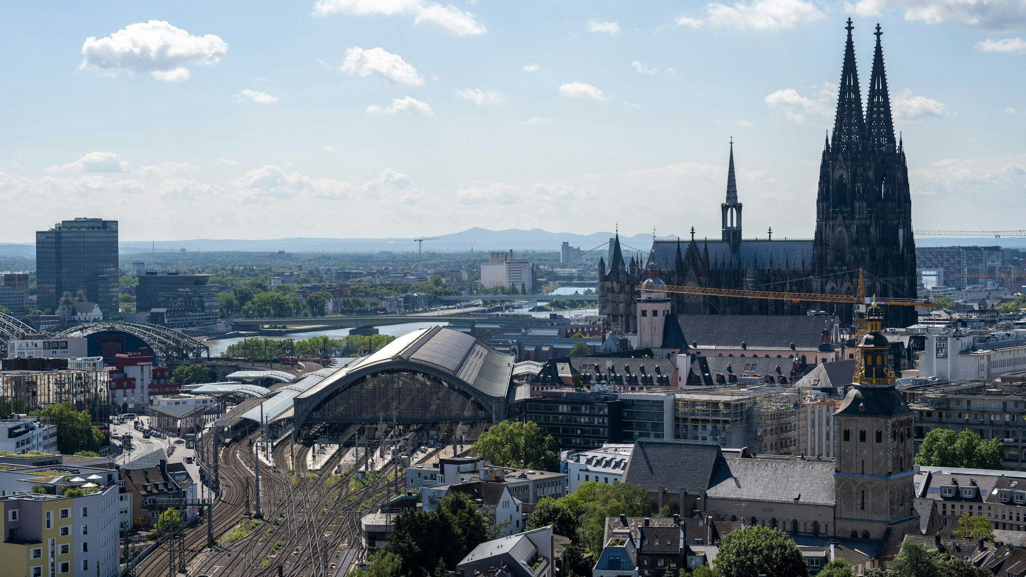 Blick auf den Hauptbahnhof Köln und den Dom.