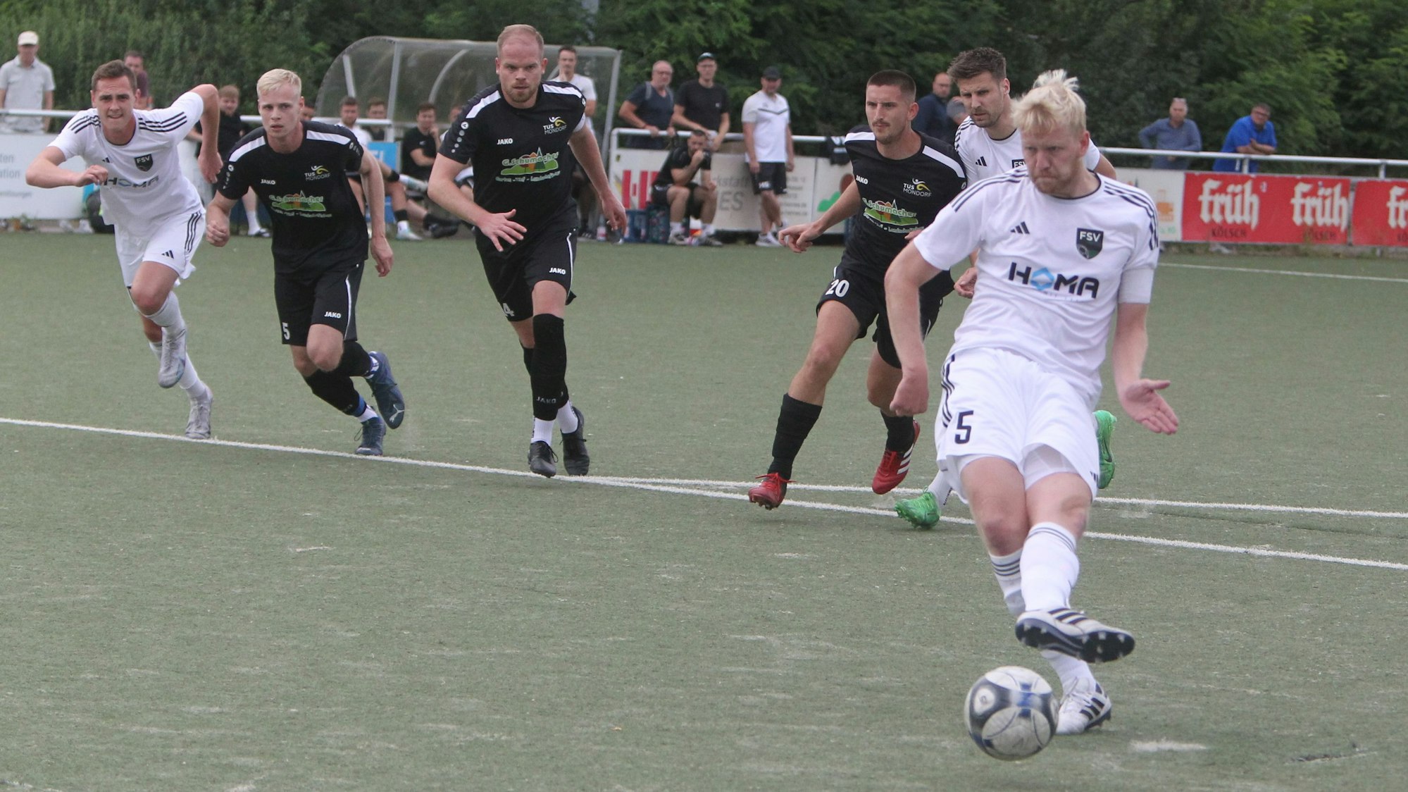 Rico Heinen vom FSV Neunkirchen-Seelscheid verwandelt den Handelfmeter zum 1:0, doch am Ende jubelt der Gegner aus Mondorf.