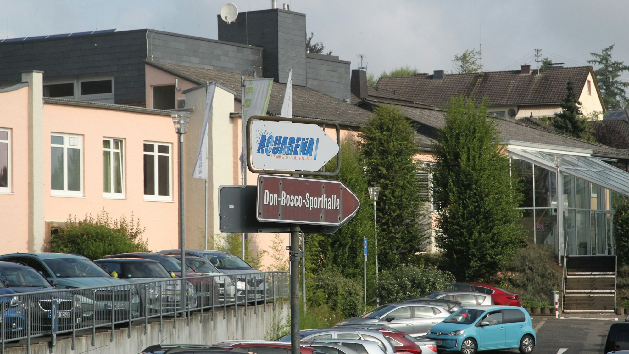 Einfahrt zur Aquarena. Vor dem Gebäude gibt es einen großen Parkplatz.