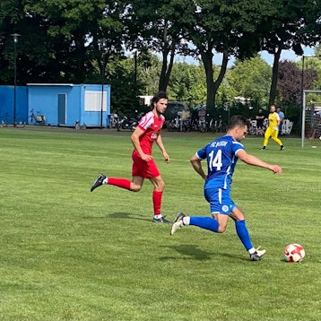 Szene vom Testspiel zwischen dem FC Pesch (blaue Trikots) und der SpVg Rheindörfer Nord