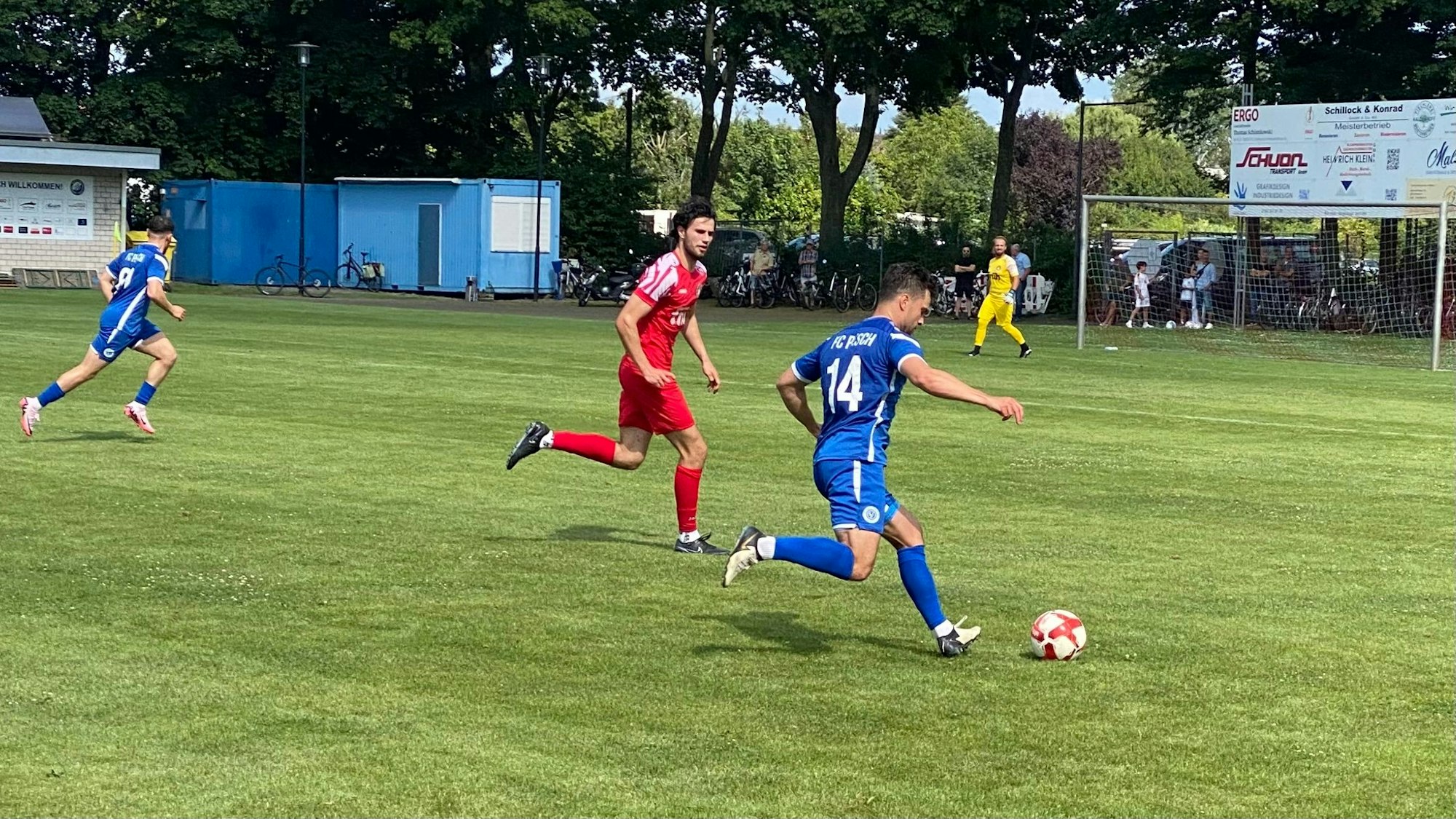 Szene vom Testspiel zwischen dem FC Pesch (blaue Trikots) und der SpVg Rheindörfer Nord