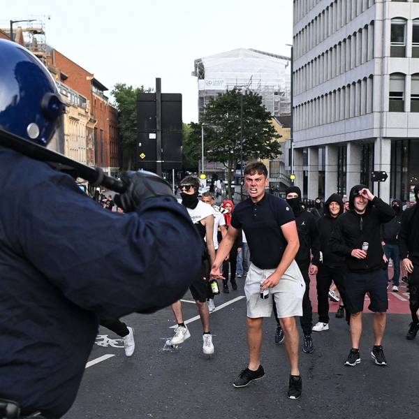 Ein Polizist steht in Bristol auf der Straße. Seit Tagen kommt es in Großbritannien immer wieder zu rechtsradikaler Randale. (Archivbild)