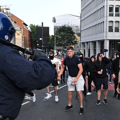Ein Polizist steht in Bristol auf der Straße. Seit Tagen kommt es in Großbritannien immer wieder zu rechtsradikaler Randale. (Archivbild)