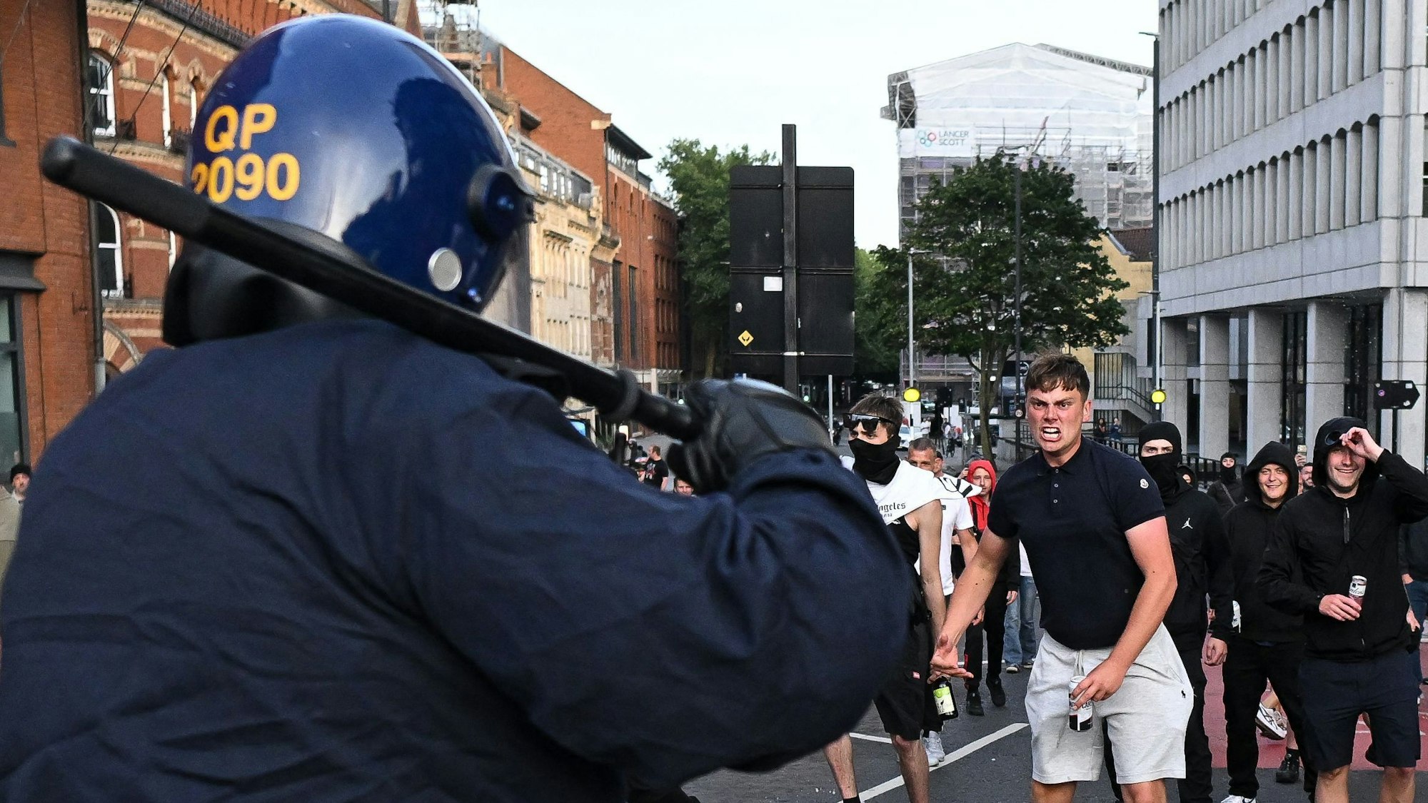 Ein Polizist steht in Bristol auf der Straße. Seit Tagen kommt es in Großbritannien immer wieder zu rechtsradikaler Randale. (Archivbild)