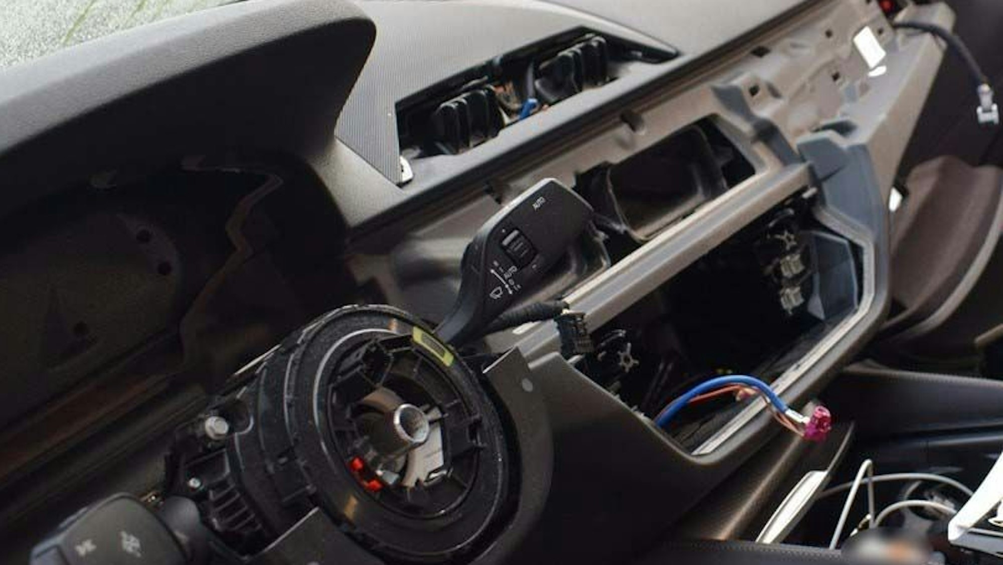 Das Bild zeigt das Armaturenbrett, bei dem das Lenkrad, Airbag und Navi fehlen.