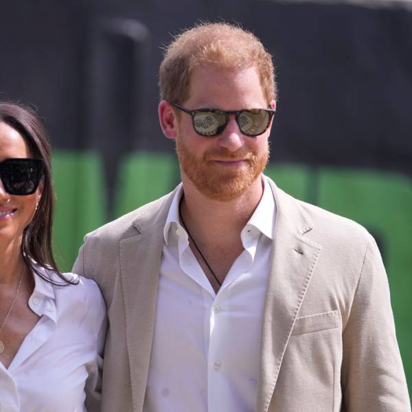 Prinz Harry (r) und Meghan besuchen die Giant of Africa Foundation bei der Dream Big Basketball Klinik in Nigeria.