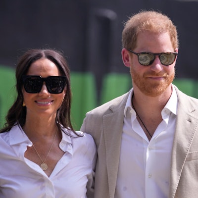Prinz Harry (r) und Meghan besuchen die Giant of Africa Foundation bei der Dream Big Basketball Klinik in Nigeria.