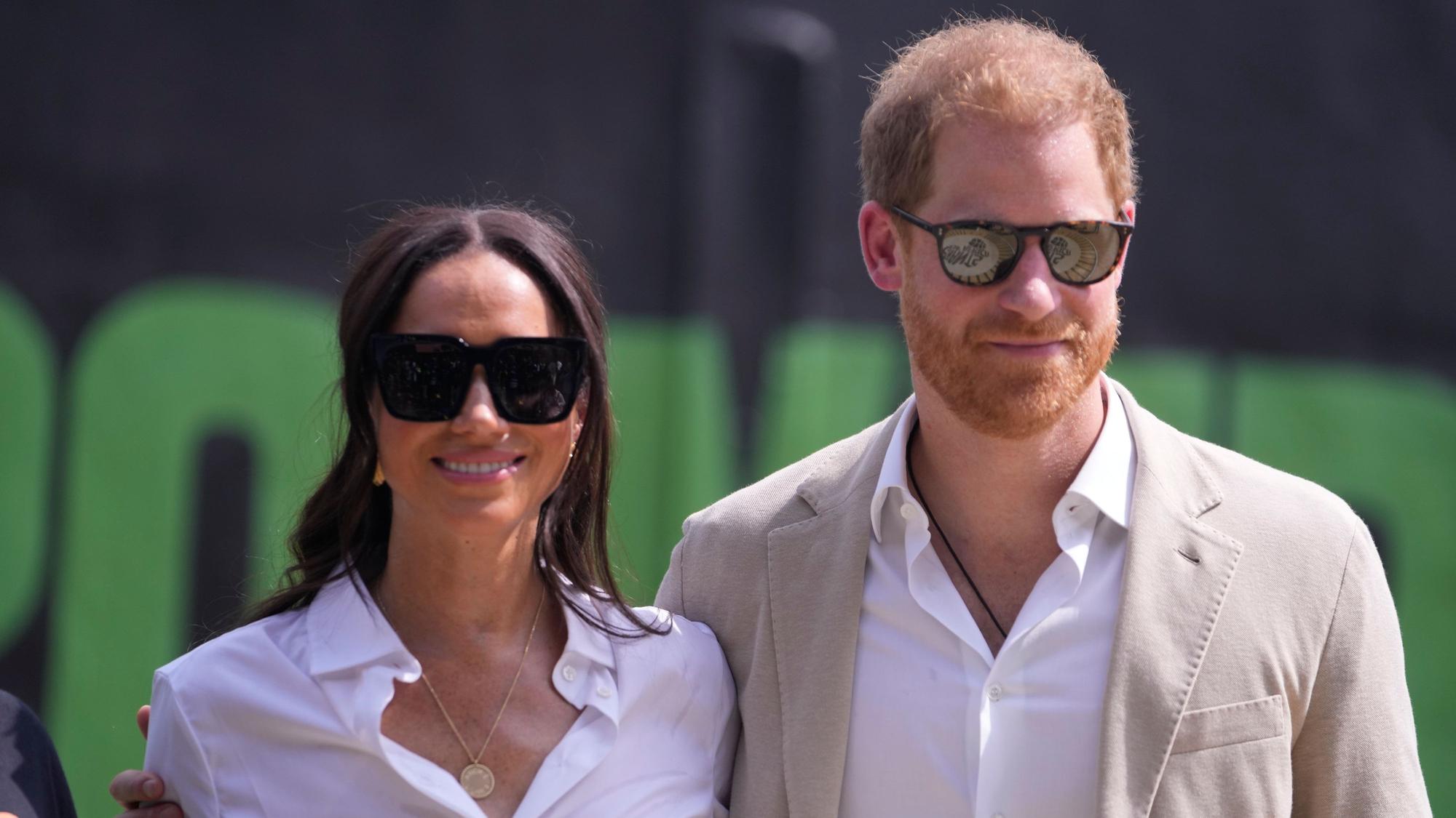 Prinz Harry (r) und Meghan besuchen die Giant of Africa Foundation bei der Dream Big Basketball Klinik in Nigeria.