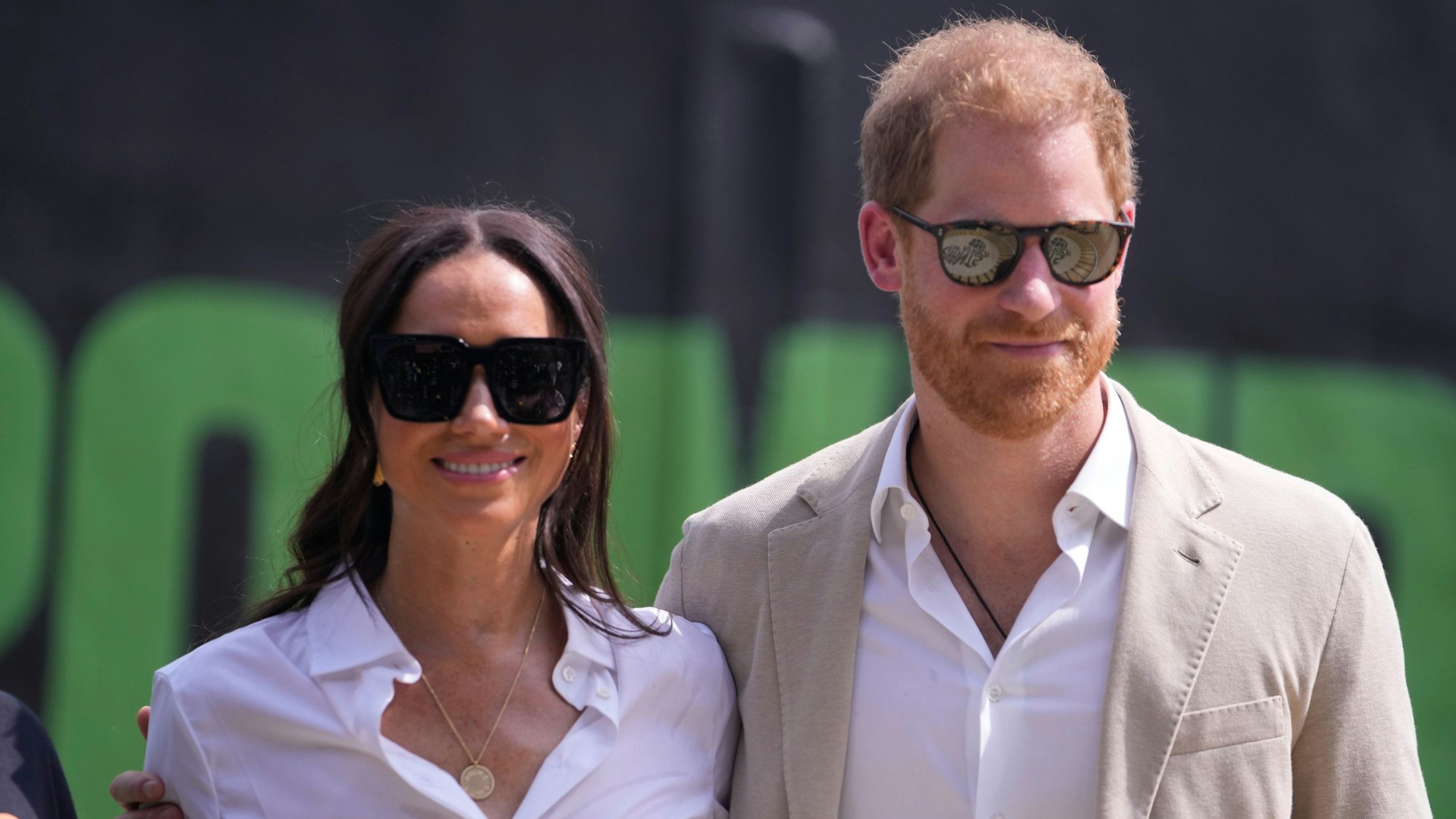 Prinz Harry (r) und Meghan besuchen die Giant of Africa Foundation bei der Dream Big Basketball Klinik in Nigeria.
