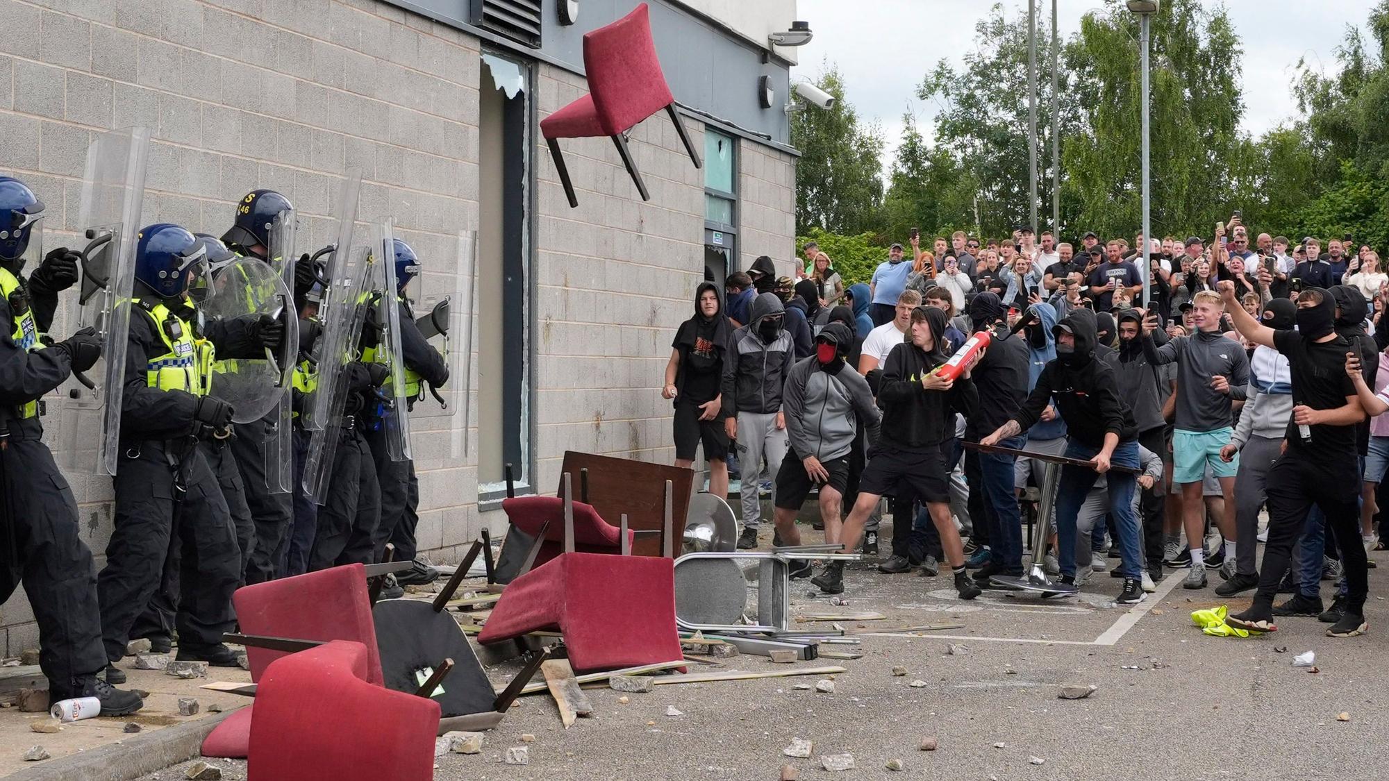 Ein rassistischer Mob versucht in Rotherham ein Hotel zu stürmen, das als Unterkunft für Asylbewerber genutzt wird.