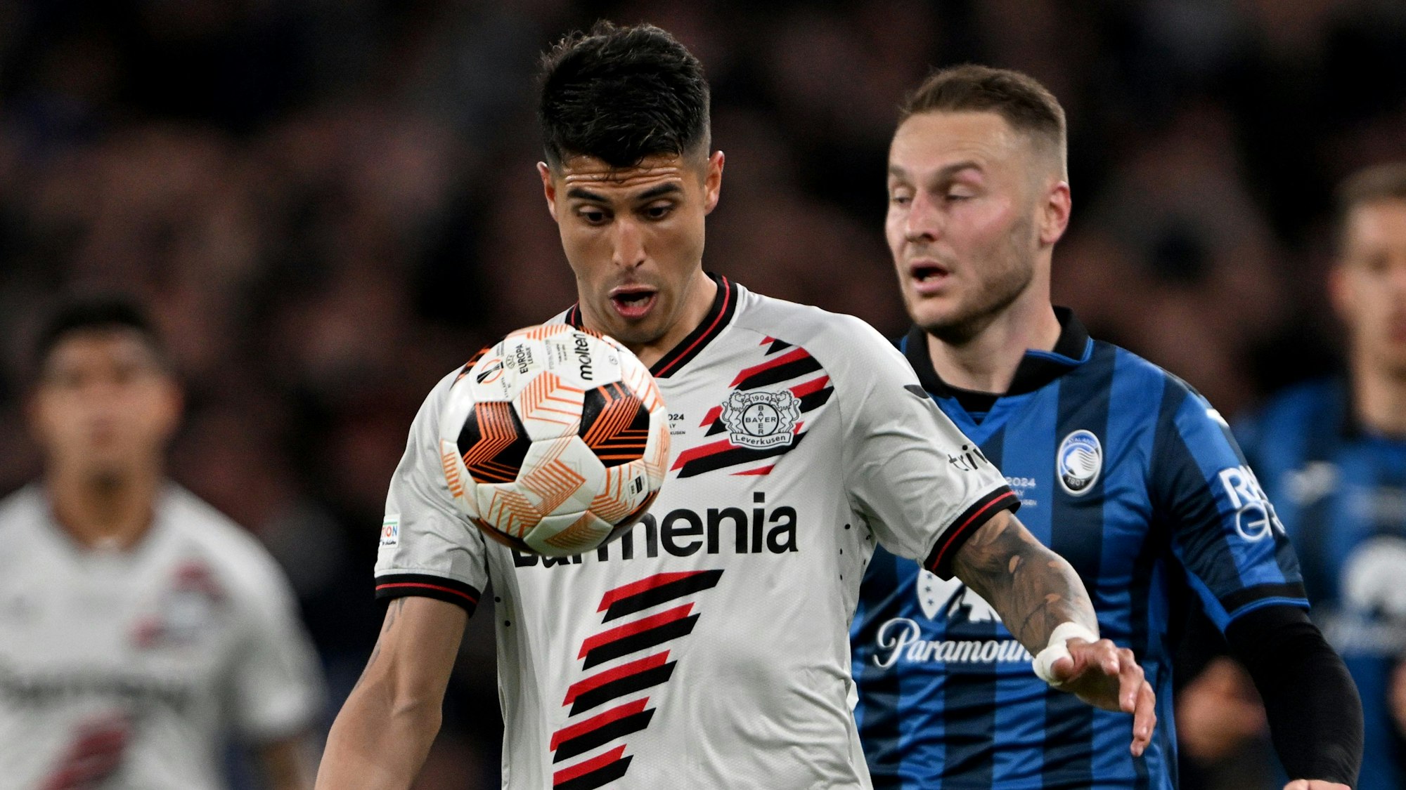 ARCHIV - 22.05.2024, Irland, Dublin: Fußball: Europa League, Atalanta Bergamo - Bayer 04 Leverkusen, K.o.-Runde, Finale, Aviva Stadium. Leverkusens Exequiel Palacios (l) und Bergamos Teun Koopmeiners kämpfen um den Ball. (zu dpa: «Nach Copa-Sieg: Palacios fällt bei Leverkusen aus») Foto: Federico Gambarini/dpa +++ dpa-Bildfunk +++