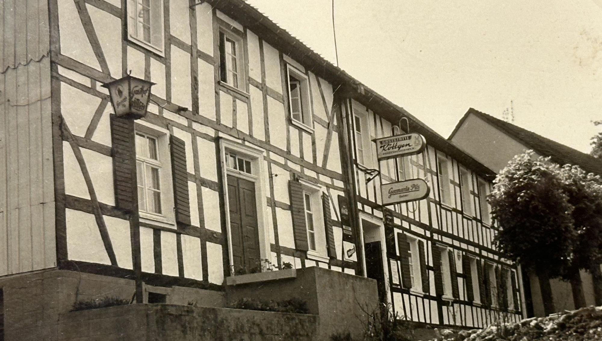 Eine historische Aufnahme des Fachwerkhauses hängt an der Wand im Gasthof Röttgen.