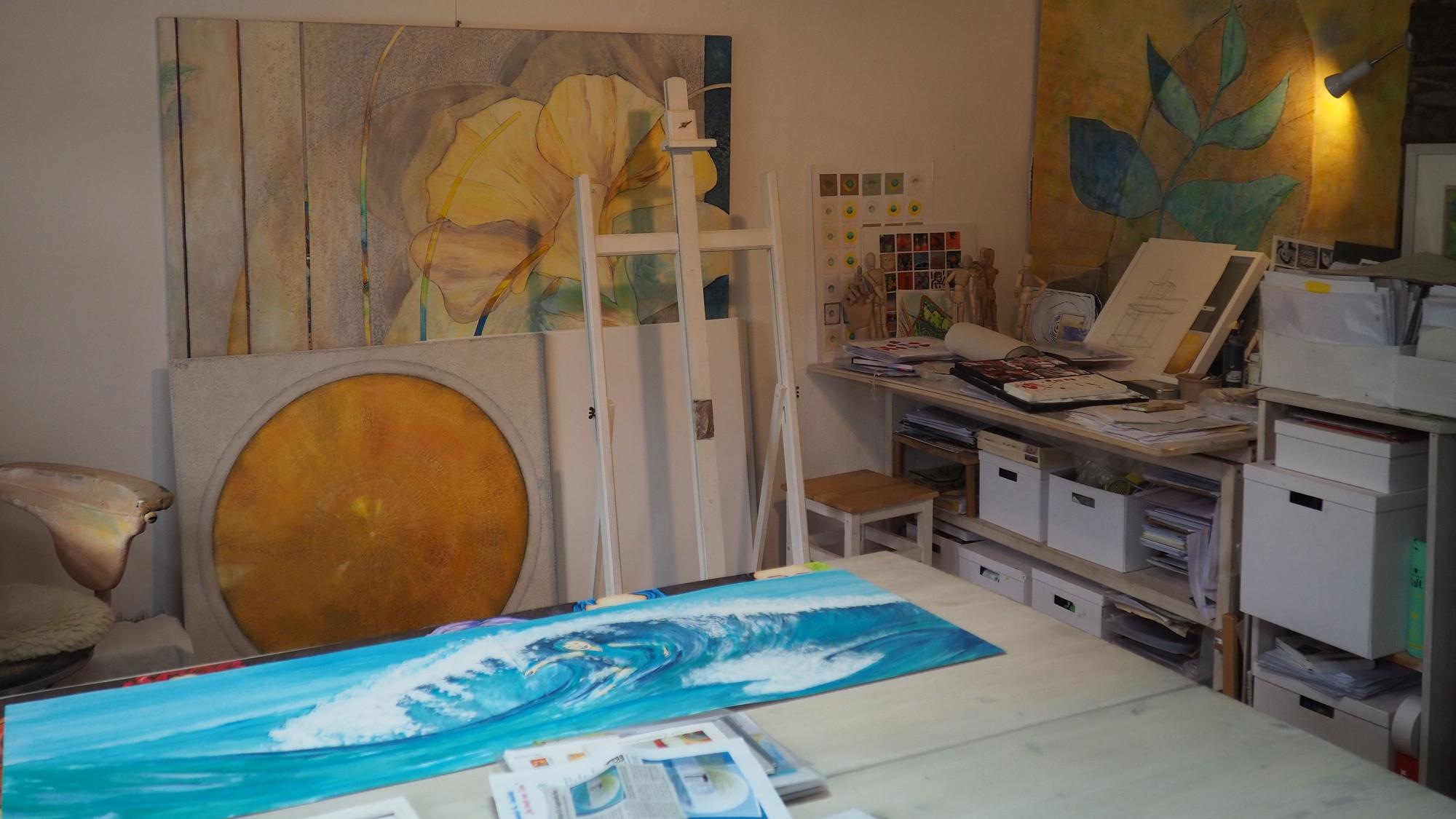 Im Atelier von Lisa Zimmermanns in Nettersheim sind zahlreiche Bilder und Malutensilien zu sehen.