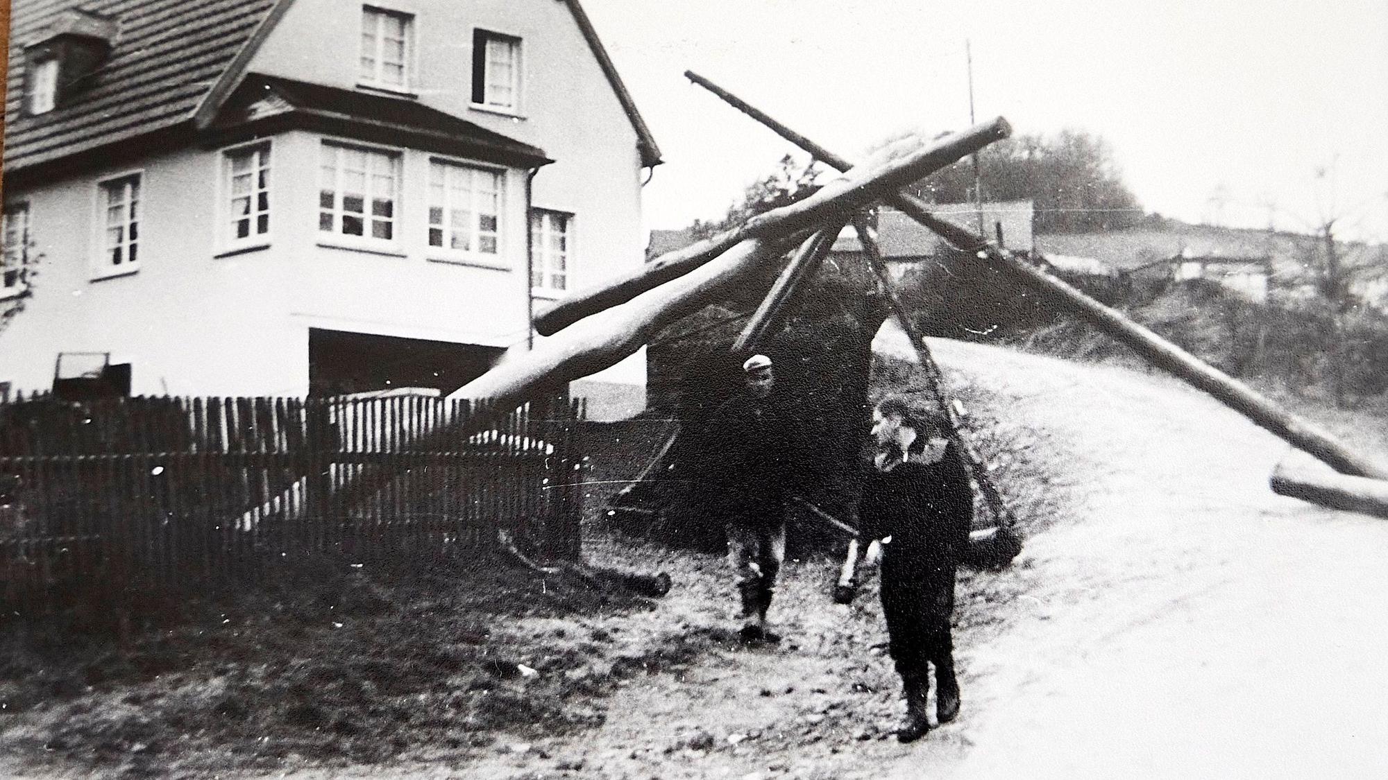 Das Schwarz-Weiß-Foto aus dem Jahr 1957 zeigt das umgestürzte Jahrhundertkreuz in Hellenthal-Zehnstelle.