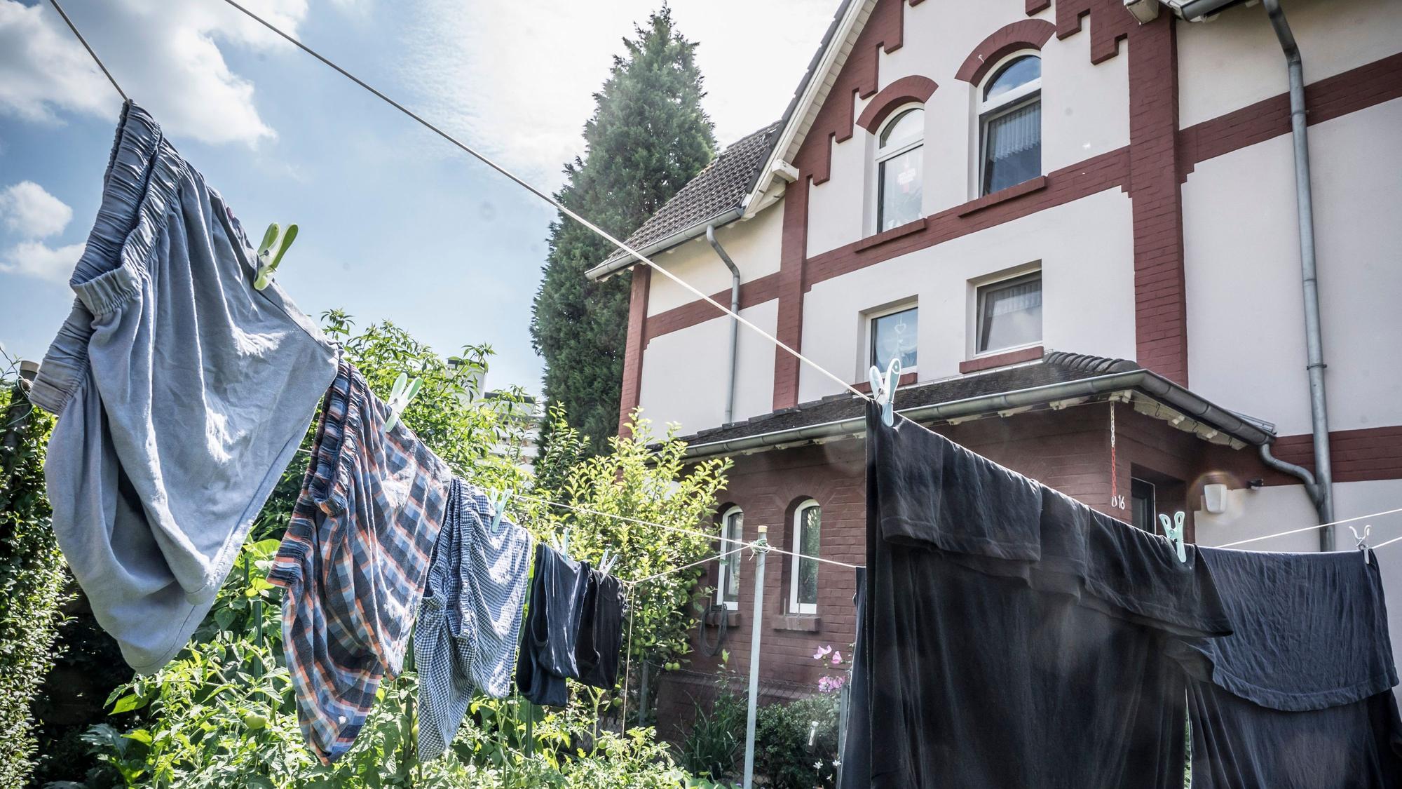 Wäsche kann man auch draußen trocknen: Eine Wäscheleine in der Kolonie II.